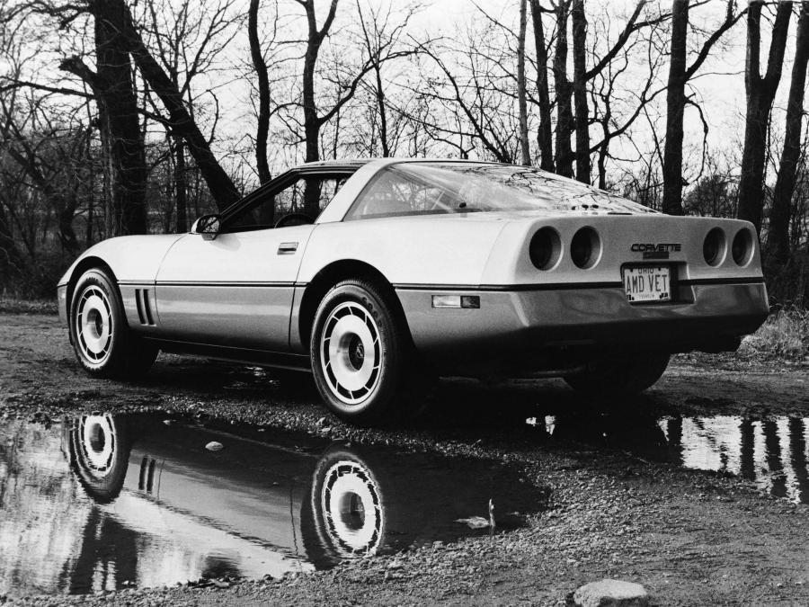  Chevrolet Corvette Coupe 1983 года  (фото 19 из 26)